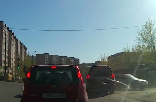 На перекрестке Кольцова и Менделеева столкнулись «Тойота» и «Ниссан»