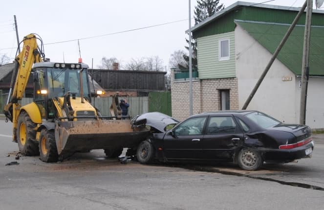 Водитель «Фольксвагена» уснул за рулем и въехал в трактор