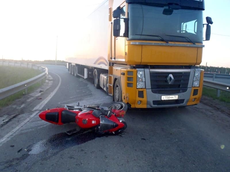 В Коминтерне мотоцикл «Хонда» столкнулся с фурой «Рено»