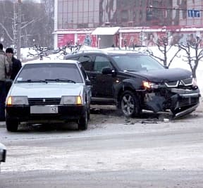 Утреннее ДТП: водитель Mitsubishi Outlander въехал в ВАЗ-21099