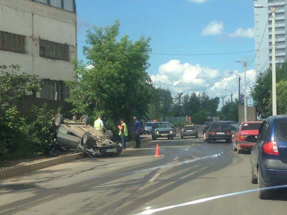 На Жуковского перевернулся автомобиль