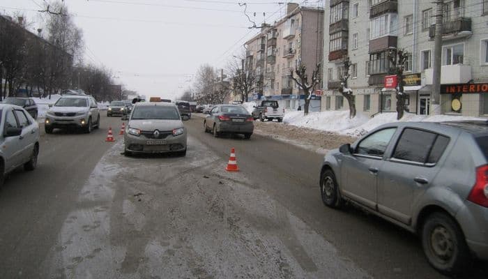 Мужчина на «Логане» сбил перебегающего в неположенном месте пешехода
