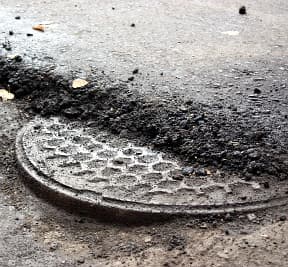 Колодезные люки на дорогах: закатать, найти, раскопать и вновь закатать...