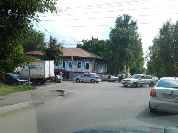 На перекрестке Свободы-Воровского полицейский на «Ладе Гранте» врезался в ВАЗ 