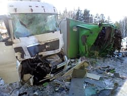 Авария: три фуры в кювете, легковушка — вдребезги