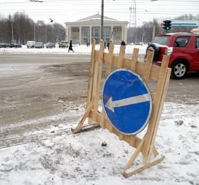 Западня в центре города — автомобиль угодил в люк