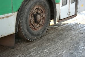 Ледяные дороги: автобусы проскальзывают, машины тормозят с трудом