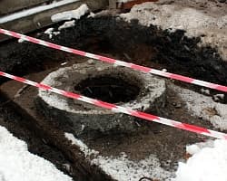 Безответственность коммунальных служб привела к городской автомобильной пробке