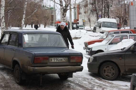 Дефицит парковок. Автомобилисты покупают пустыри под стоянку