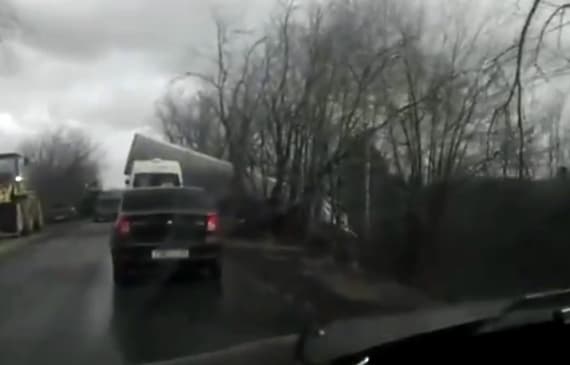 Фура опрокинулась в кювет, нависнув над дорогой в Чистых Прудах