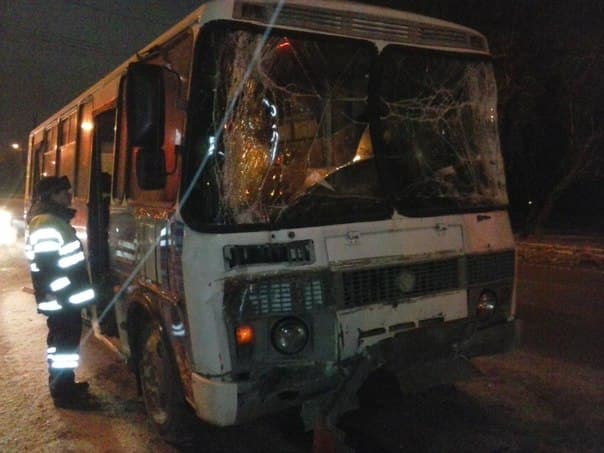 На Октябрьском проспекте столкнулись 2 пассажирских автобуса 