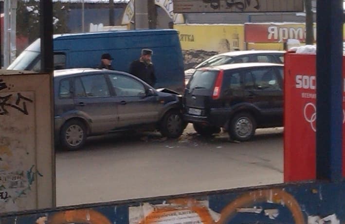 На Комсомольской у пешеходного перехода столкнулись три автомобиля