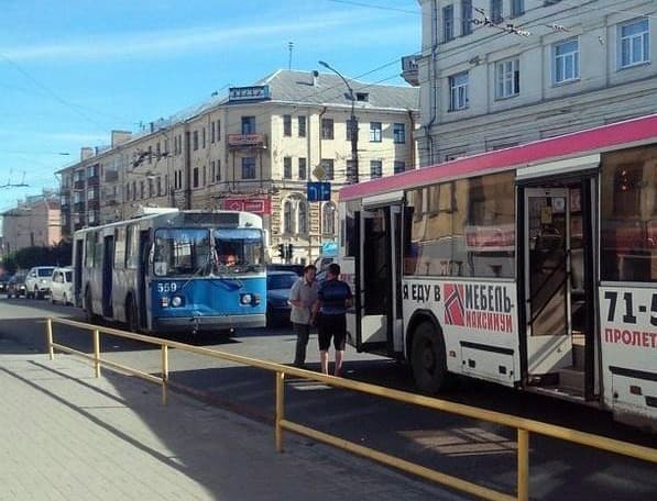 На Ленина автобус столкнулся с троллейбусом