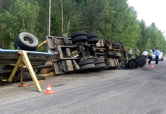 Водитель лесовоза сгорел в машине