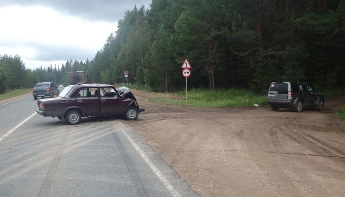 В результате столкновения внедорожника и легковушки пострадали три человека