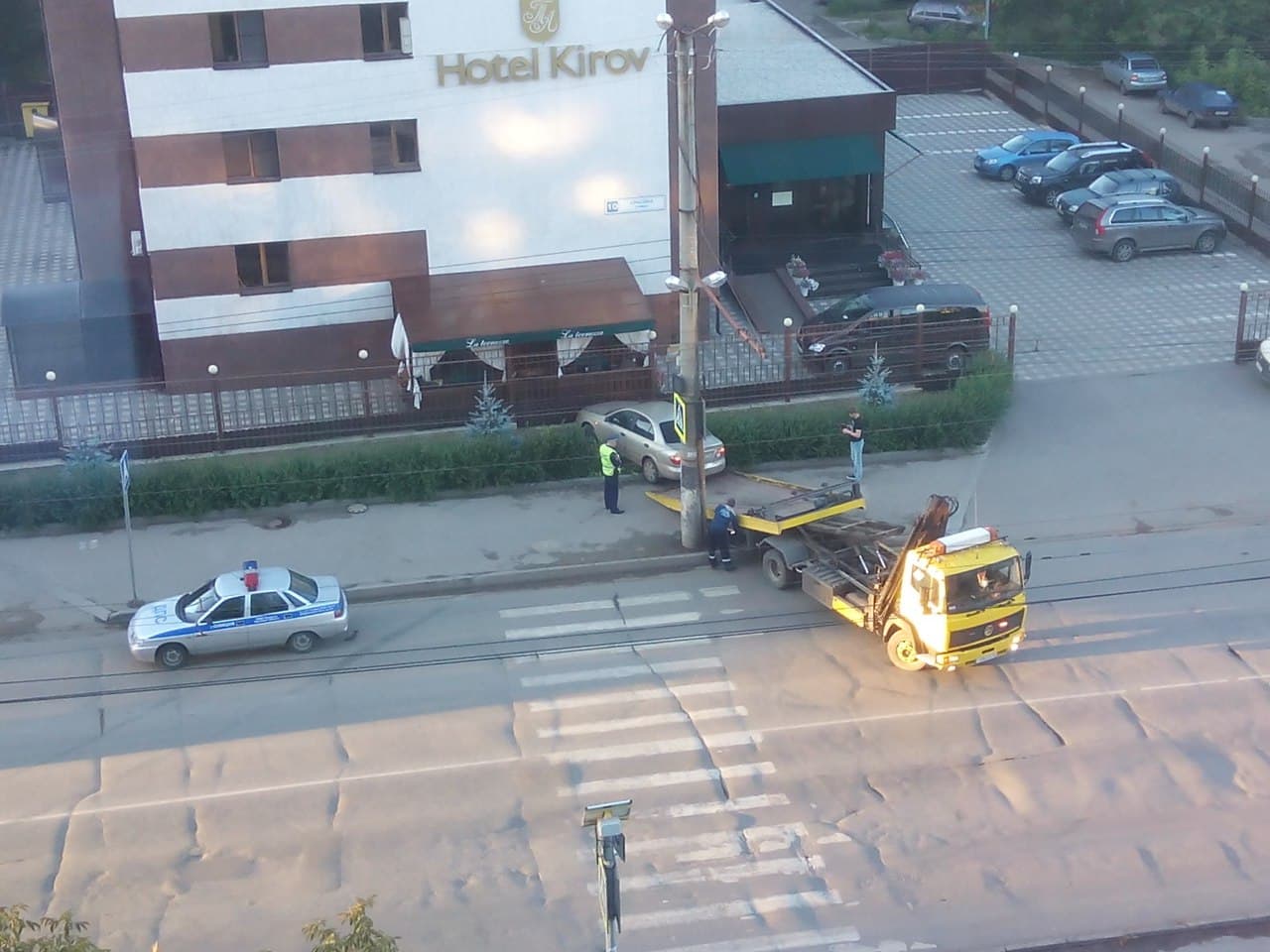 На Красина машина въехала в ограждение отеля