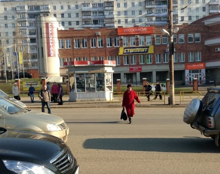 Пешеходный переход убрали, но люди переходить дорогу не перестали