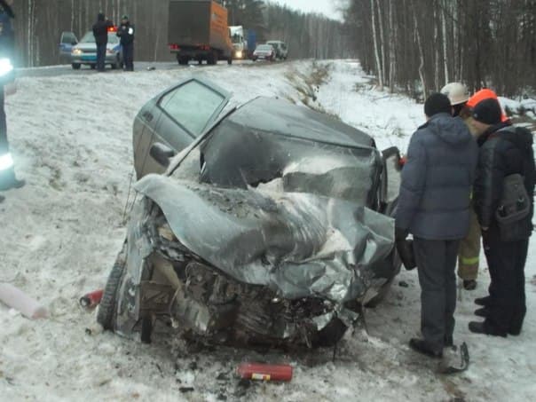 В лобовом ДТП под Котельничем погиб один человек и 8 получили травмы