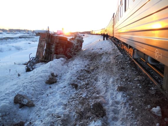 Пригородный поезд Киров-Мураши врезался в КАМАЗ
