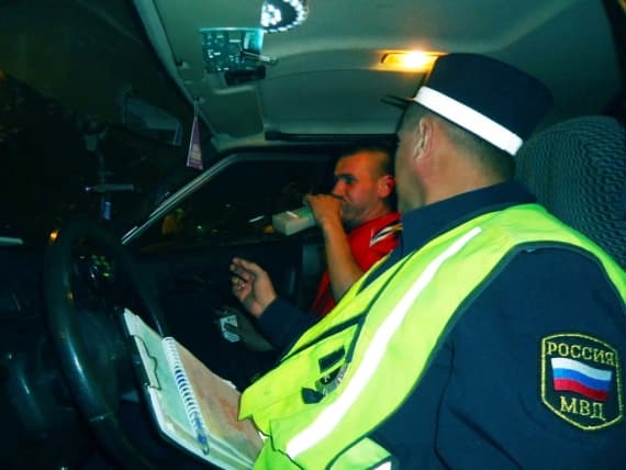 Пьяный водитель отбивался от полицейского головой