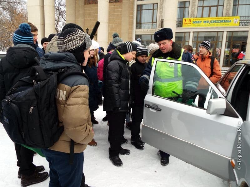 День автомобиля: школьники «атаковали» патрульную машину