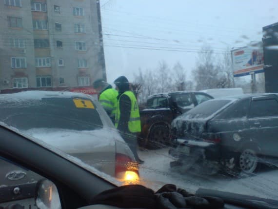 На улице Производственной произошло тройное столкновение