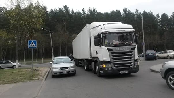 Депутаты предложили ввести штраф за парковку фур во дворах