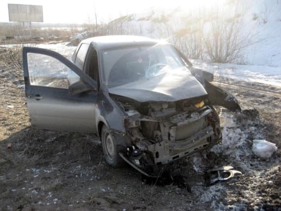 На Дзержинского водитель «Лада Гранта» врезался в фонарь