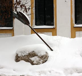 Очистили город от снега...светофоров и дорожных знаков