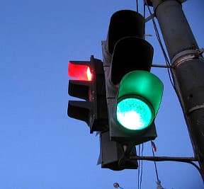 Кто регулирует перекрёстки, автоматика или блондинки?