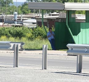 В разделительных ограждениях на Дзержинского сделали разрыв