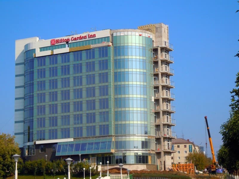 У Hilton будет 20 парковочных мест, часть на Октябрьском проспекте