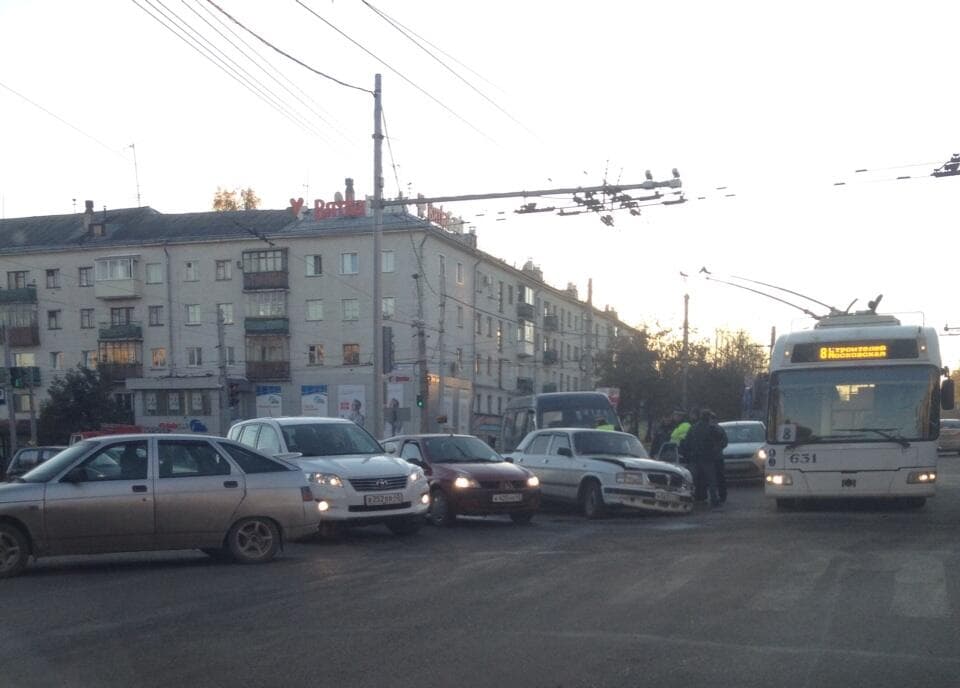 Из-за аварии затруднено движение по Октябрьскому проспекту