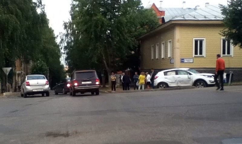 На Воровского у Центра туризма иномарка залетела на тротуар 