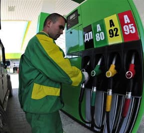 Бензин опять подорожал. Еще плюс 30 копеек