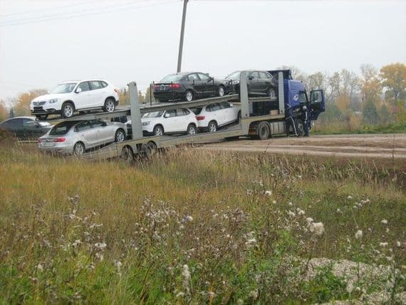 В Котельниче груженый автовоз попал в кювет