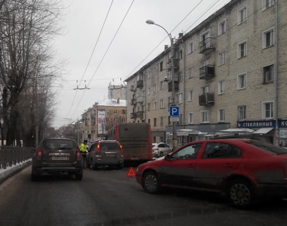 Автобус на Октябрьском проспекте снес опору освещения