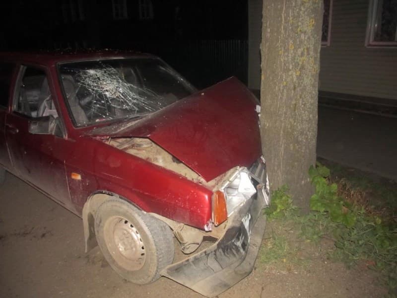 В Слободском водитель врезался в дерево. Пострадал пассажир автомобиля
