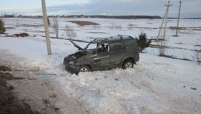 В Кирове мужчина опрокинул внедорожник: есть двое пострадавших