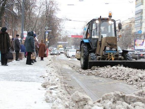 Уборка снега. Трактористы имитируют бурную деятельность