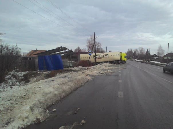 В Котельничском районе фура врезалась в остановку