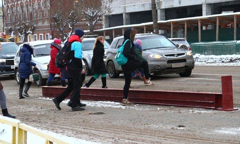 На Ленина образовалась пробка из-за выпавшего рельса
