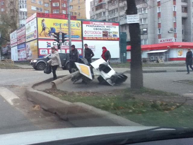 В центре Кирова на Ленина в очередной раз был сбит светофор