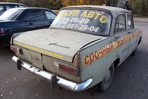 Старый автомобиль — неплохое место для рекламы...