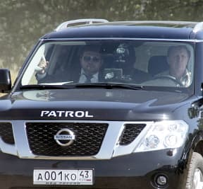 Внедорожники нарушают ПДД. Газоны и бордюры - не проблема?