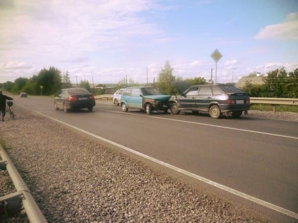 В Котельниче «Ока» лоб в лоб врезалась в ВАЗ