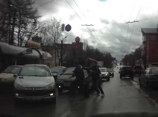 Водители устроили драку прямо на дороге у кинотеатра «Октябрь»