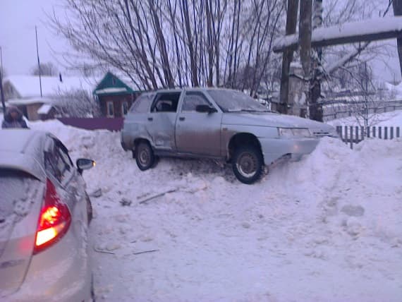 В Юрье «одиннадцатую» от столкновения с Фордом вынесло в сугроб