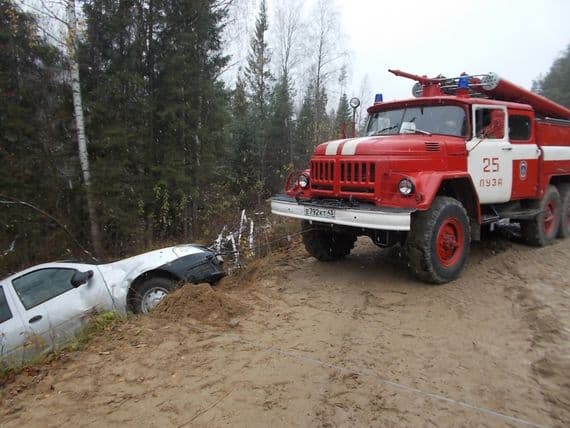 В Лузском районе «Рено Логан» улетел в кювет