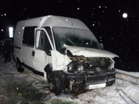 При столкновении микроавтобуса и грузовой газели пострадали два ребенка